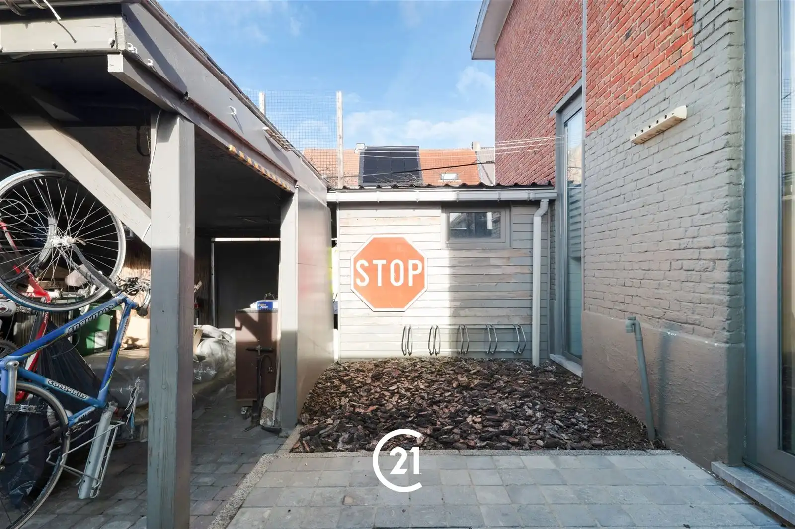 Instapklare gezinswoning met private parking. foto 14