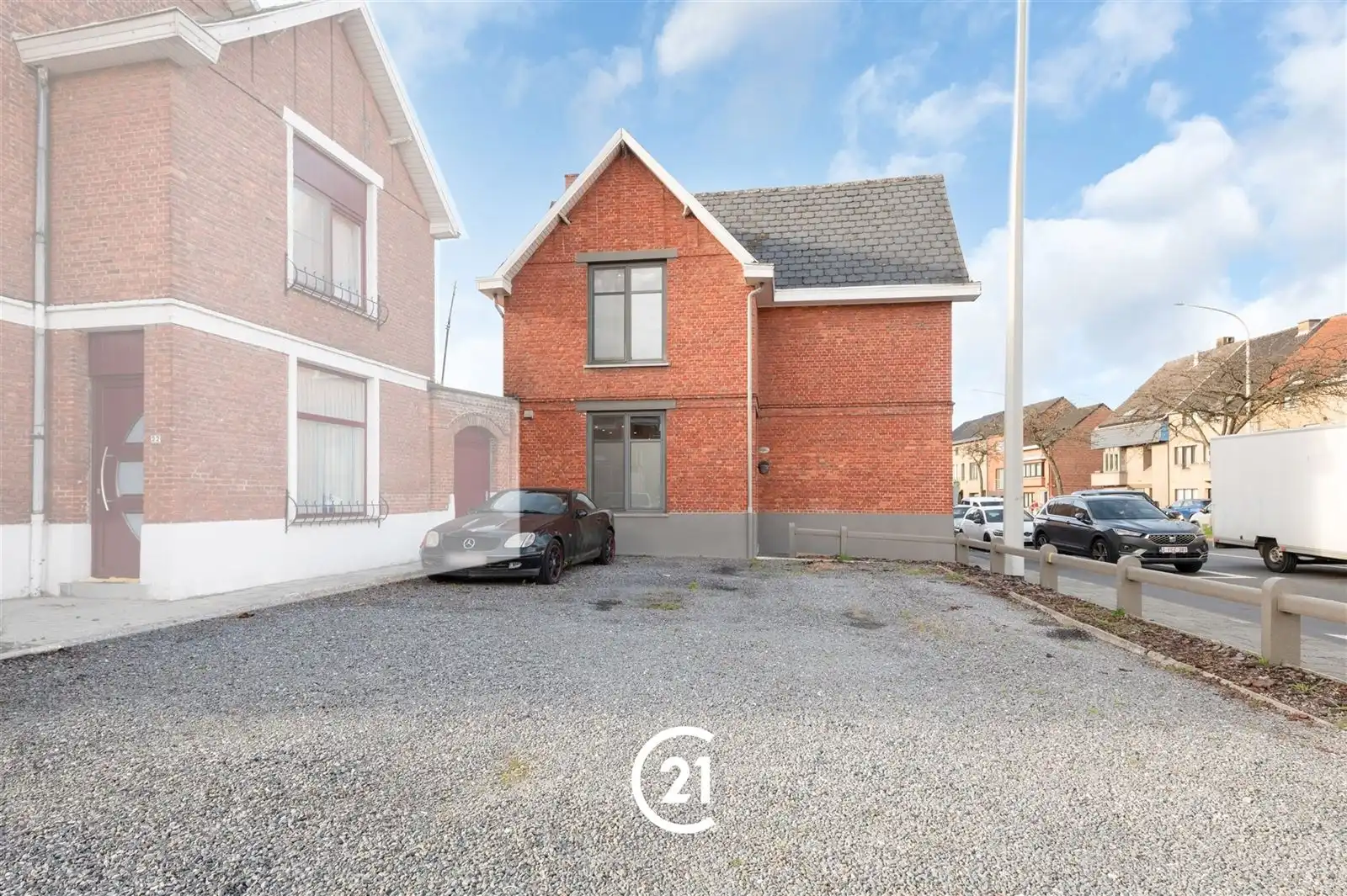Instapklare gezinswoning met private parking. foto 14