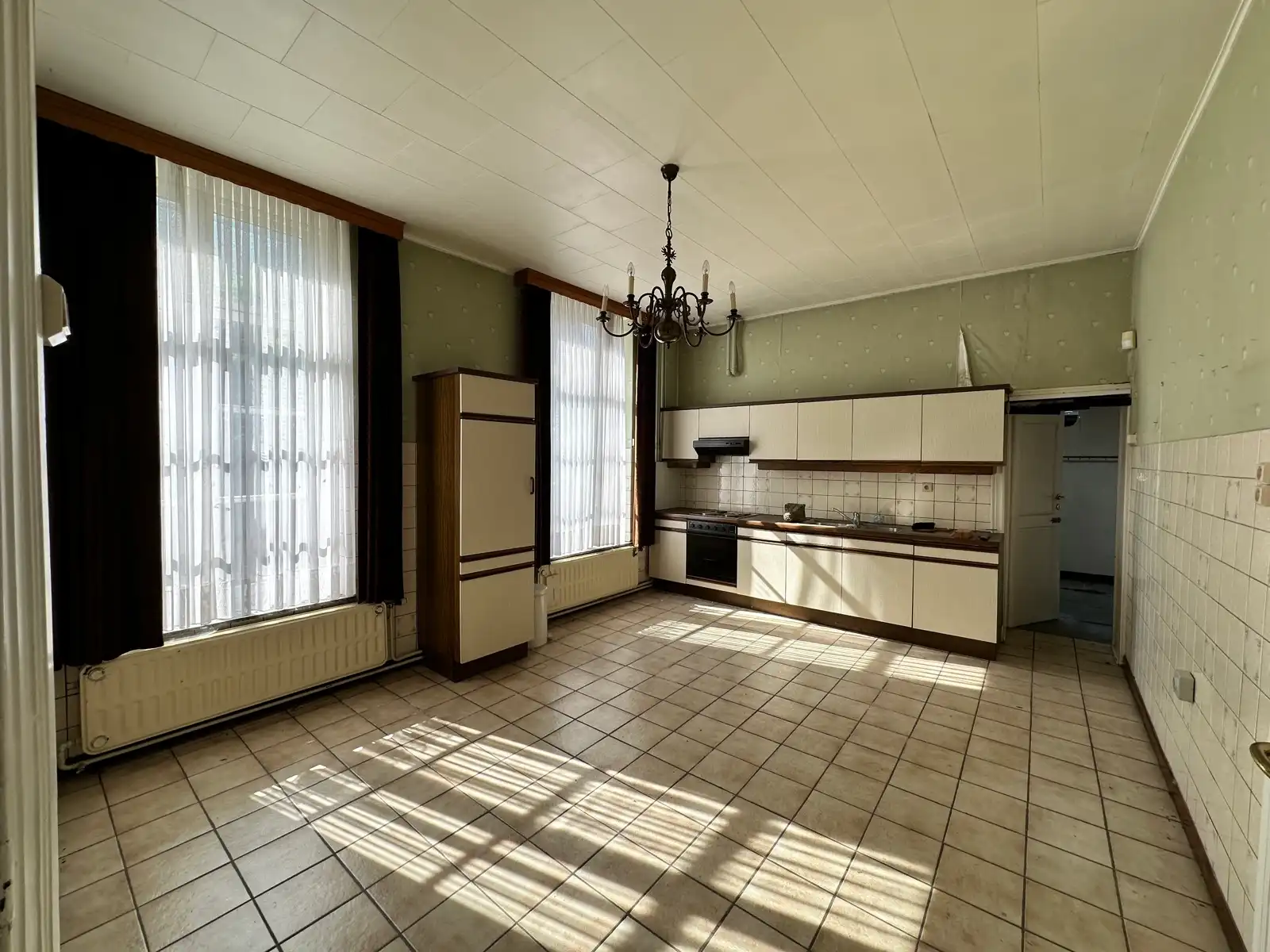 In de schaduw van de kerktoren bevindt zich deze mooie historische idyllische unieke pastorie.   foto 32