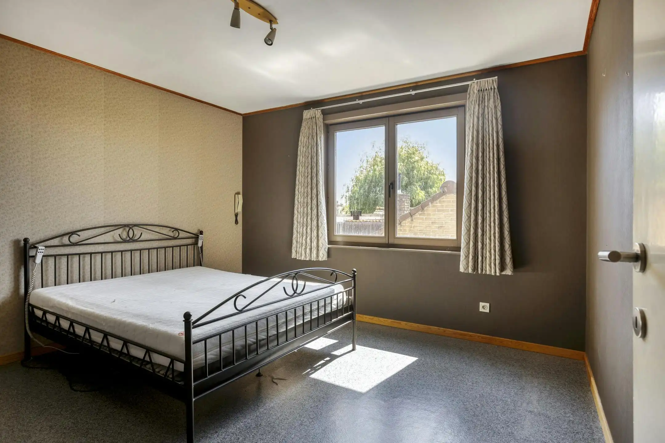 Ruime woning met 5 slaapkamers, tuin en garage te Lo-Reninge. foto 7