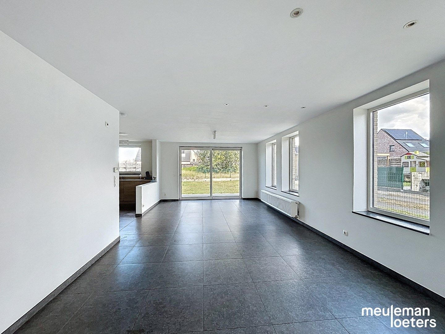 Ruime gezinswoning met garage foto 3
