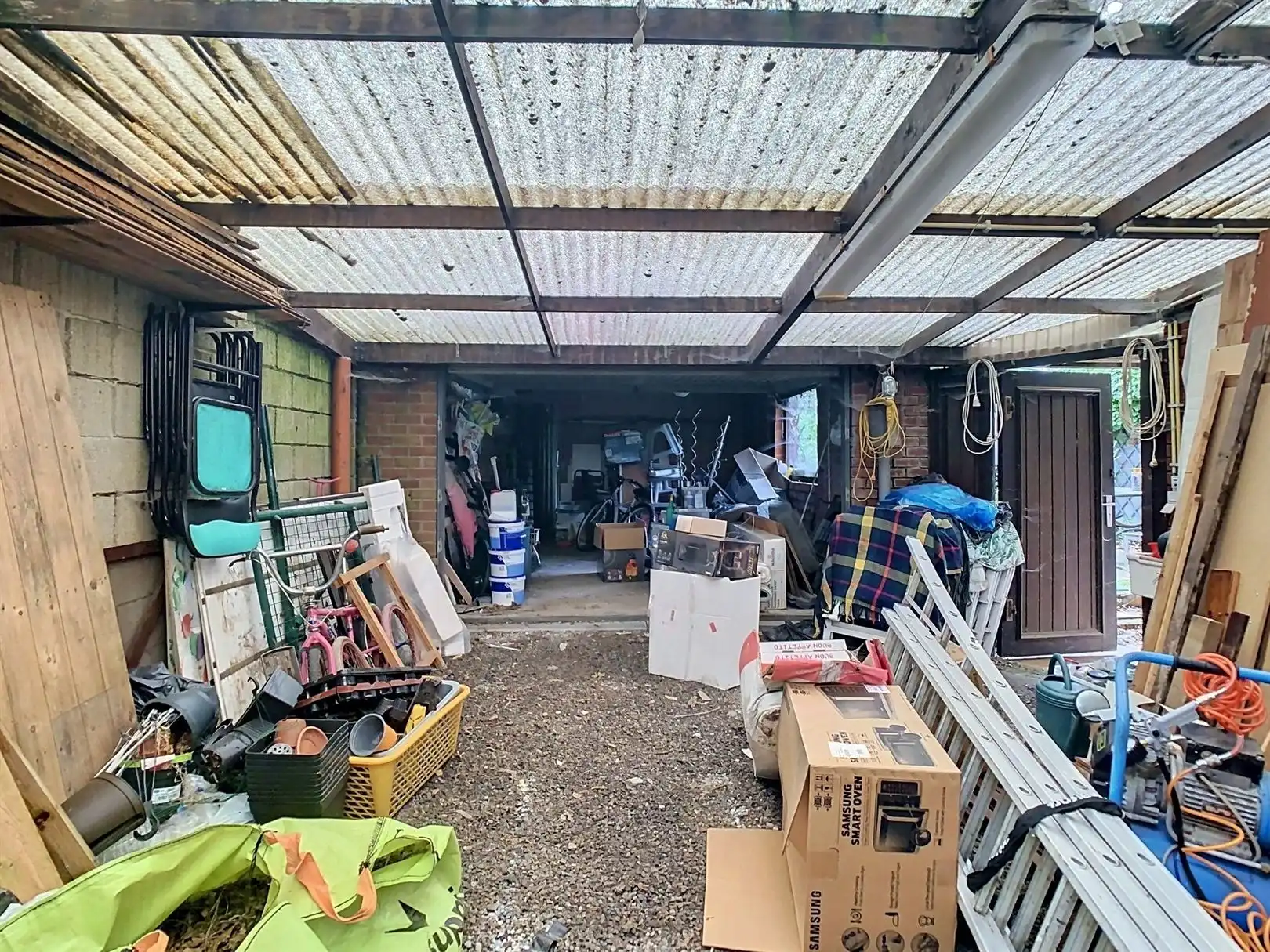 Te renoveren 3-gevel met prachtige tuin foto 20