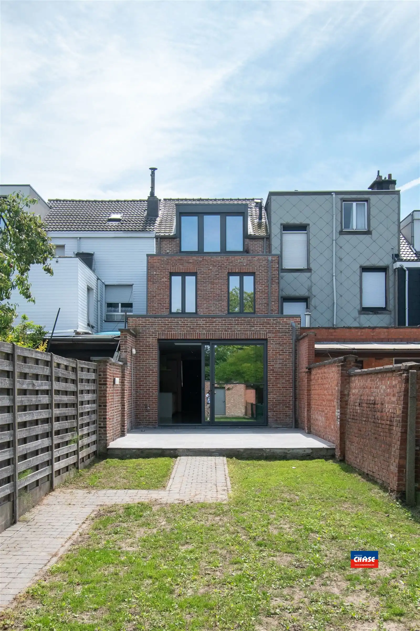 Gerenoveerde rijwoning met 3 slpks en grote tuin foto 9