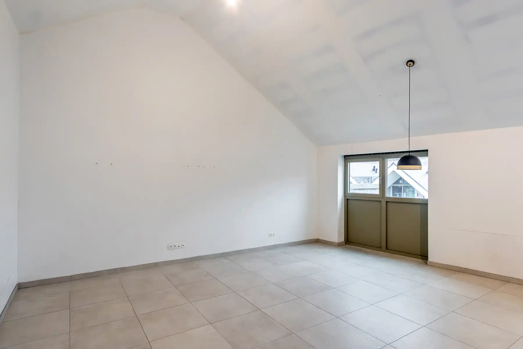 Recent 1-slaapkamer appartement, terras en autostaanplaats foto 11