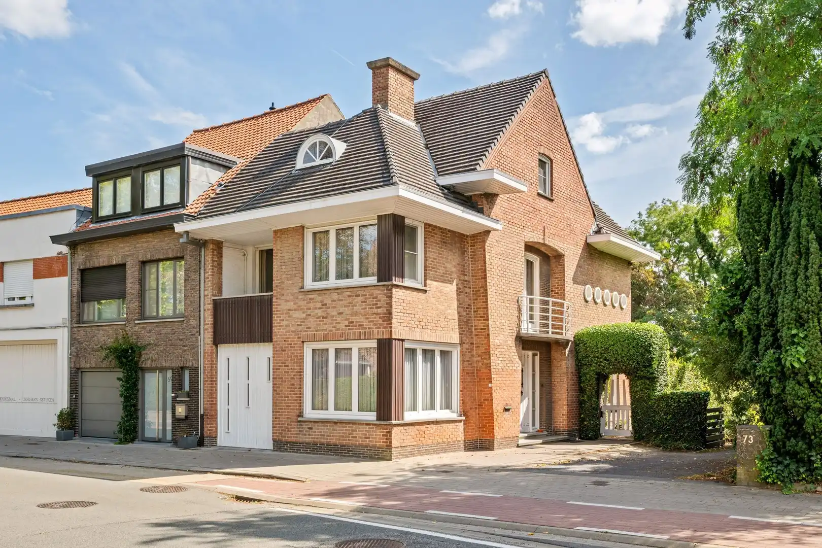Robuuste halfopen te renoveren woning van de gekende Kortrijkse architect Poly Scherpereel met 3 volwaardige verdiepingen en verrassend ruimtes foto 2