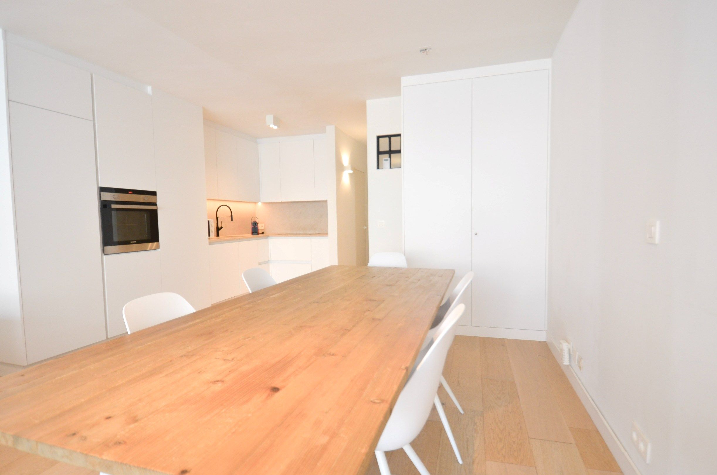 Volledig gerenoveerd, lichtrijk appartement op wandelafstand van zee en het commercieel centrum. foto 5