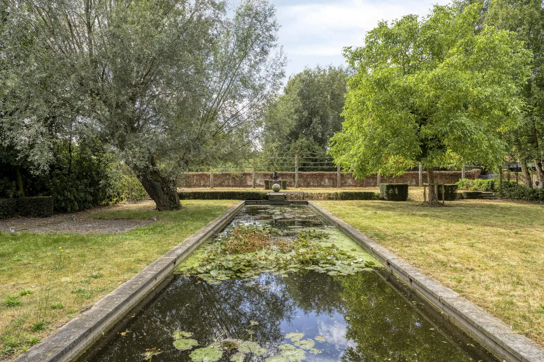 Unieke villa te koop in Zwevezele met prachtige tuin foto 17