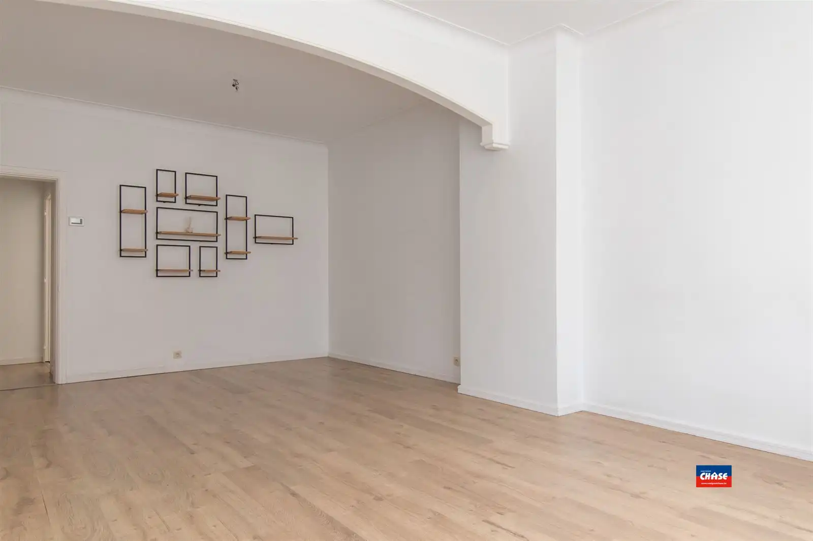 Sfeervol gerenoveerd gelijkvloers appartement met mooie tuin foto 9