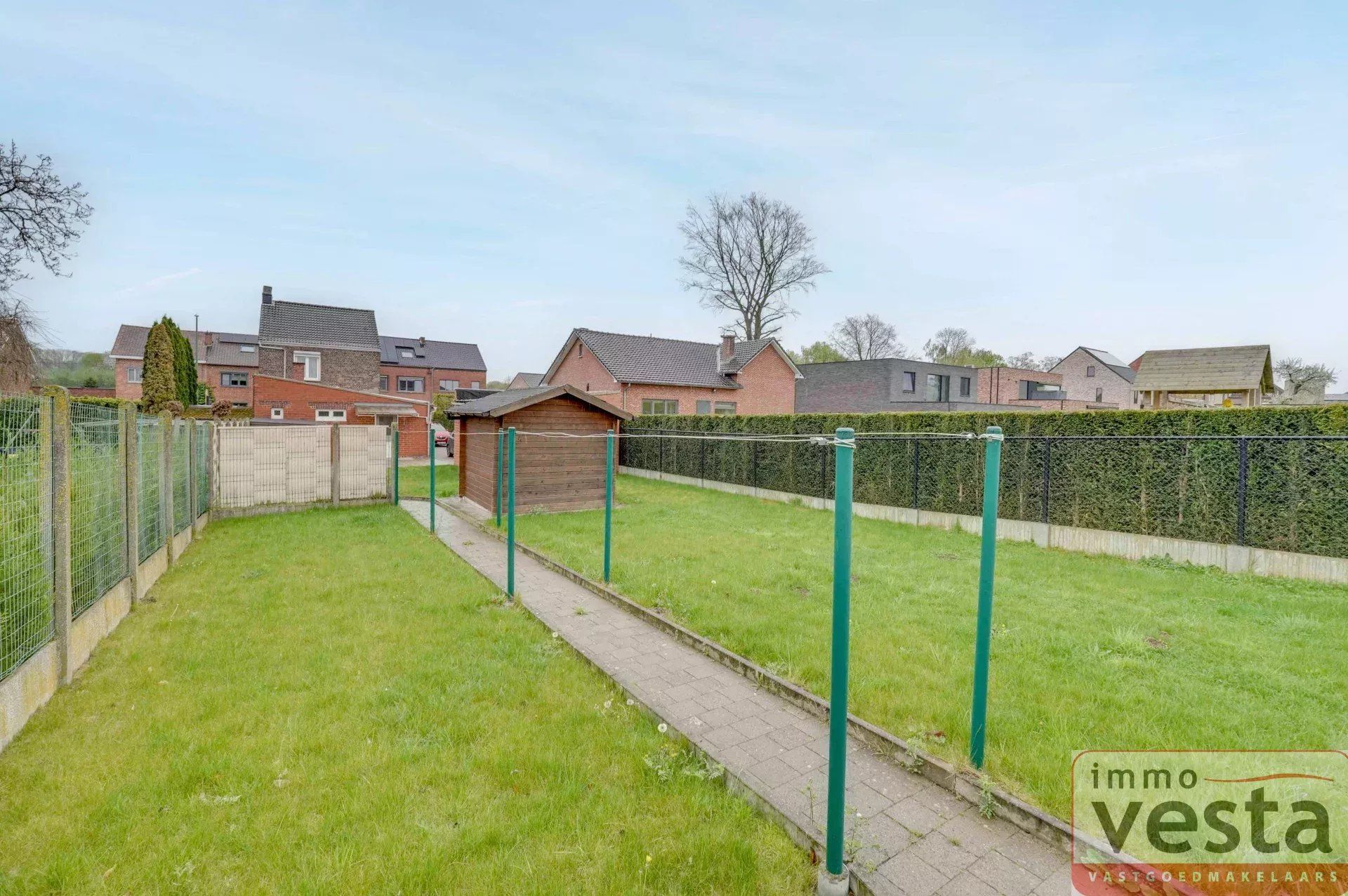 Landelijke woning met met mogelijkheid tot 4 slaapkamer, garage, tuin en toegang via achtergelegen weg. foto 23