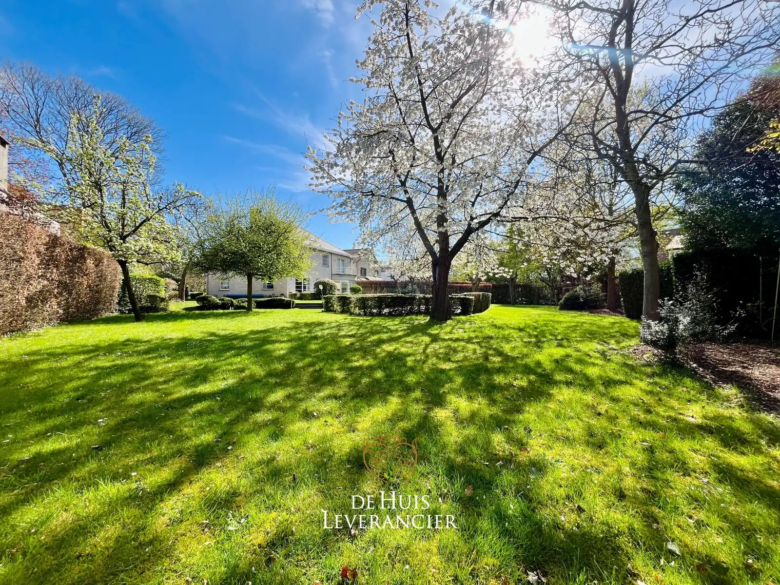 Exclusieve villa op uitzonderlijk perceel van 1 767 m², grenzend aan natuurgebied foto {{pictureIndex}}