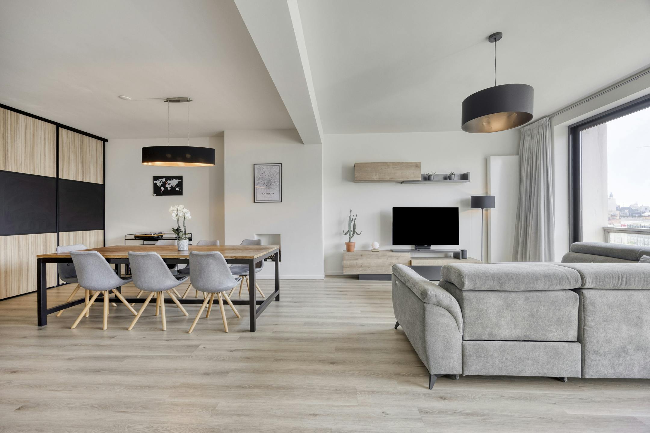 Uniek appartement met 3 slaapkamers te koop in Antwerpen foto {{pictureIndex}}