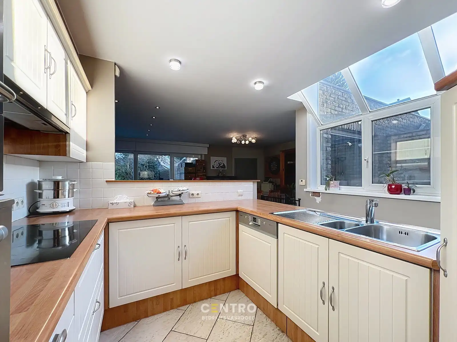 Goed draaiende krantenWINKEL met WOONST (4 slpk) en extra STALLING op een perceel van 820m² op commerciële ligging te Gistel ! foto 6