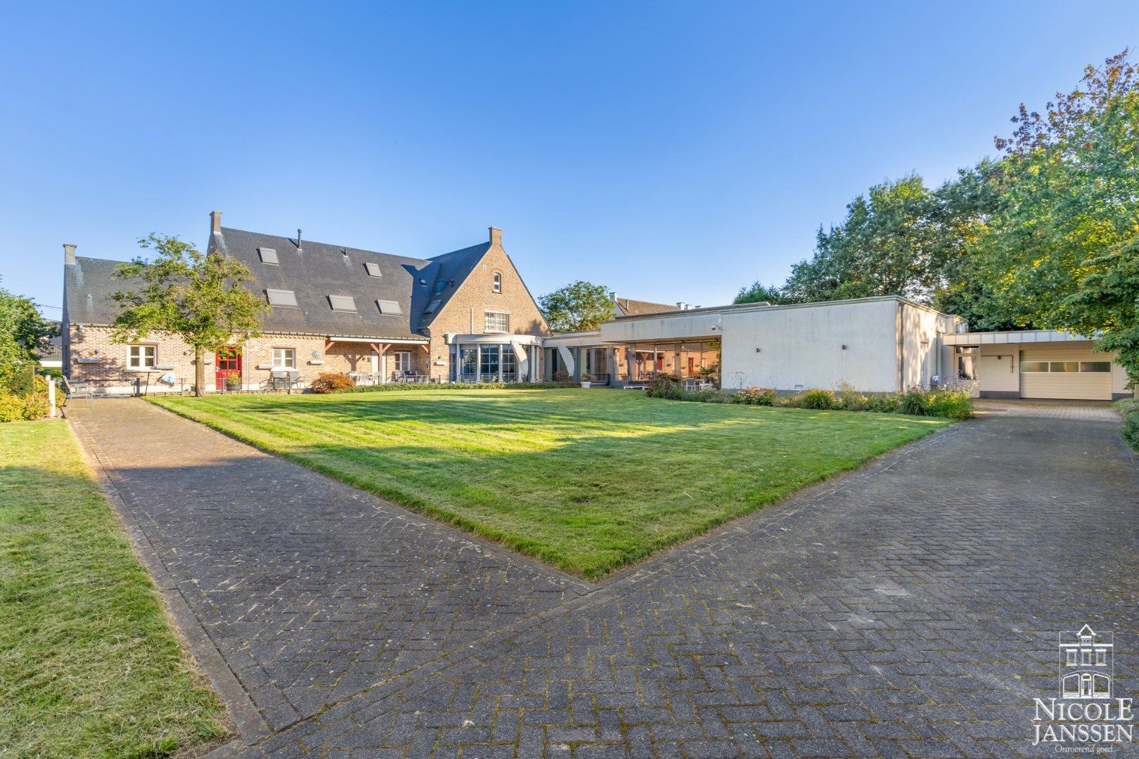 Royale villa met grote tuin in residentiële buurt vlakbij het centrum foto 22