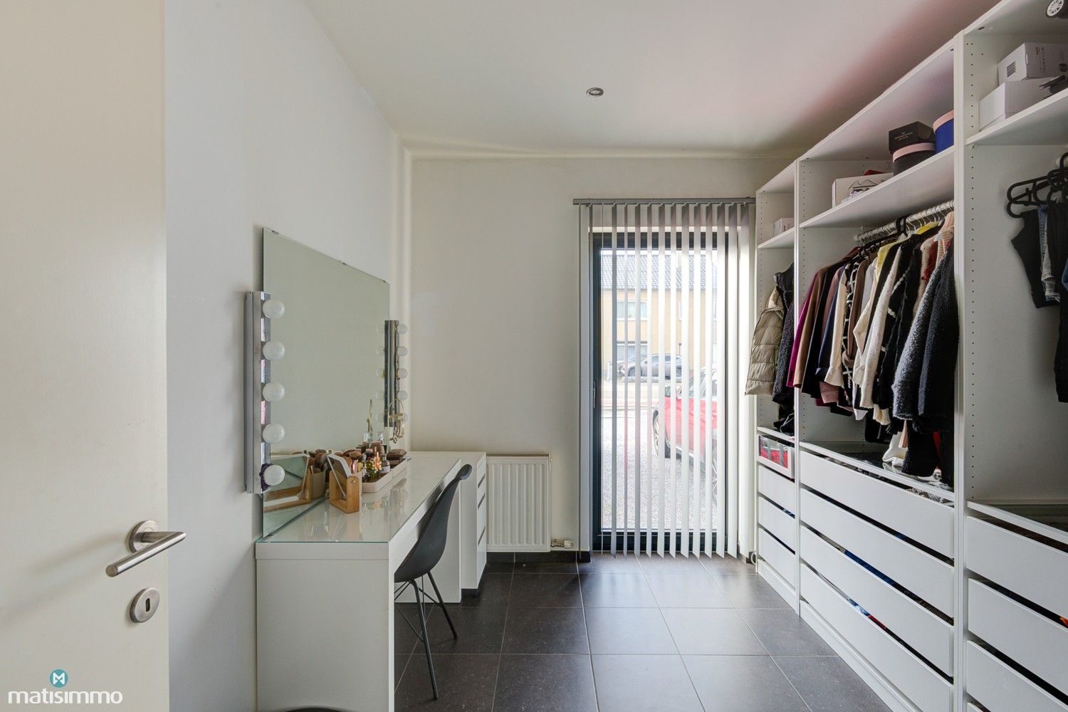 RUIM INSTAPKLAAR APPARTEMENT MET 3 SLAAPKAMERS, TERRAS EN AUTOSTAANPLAATS TE BEVERST foto 12