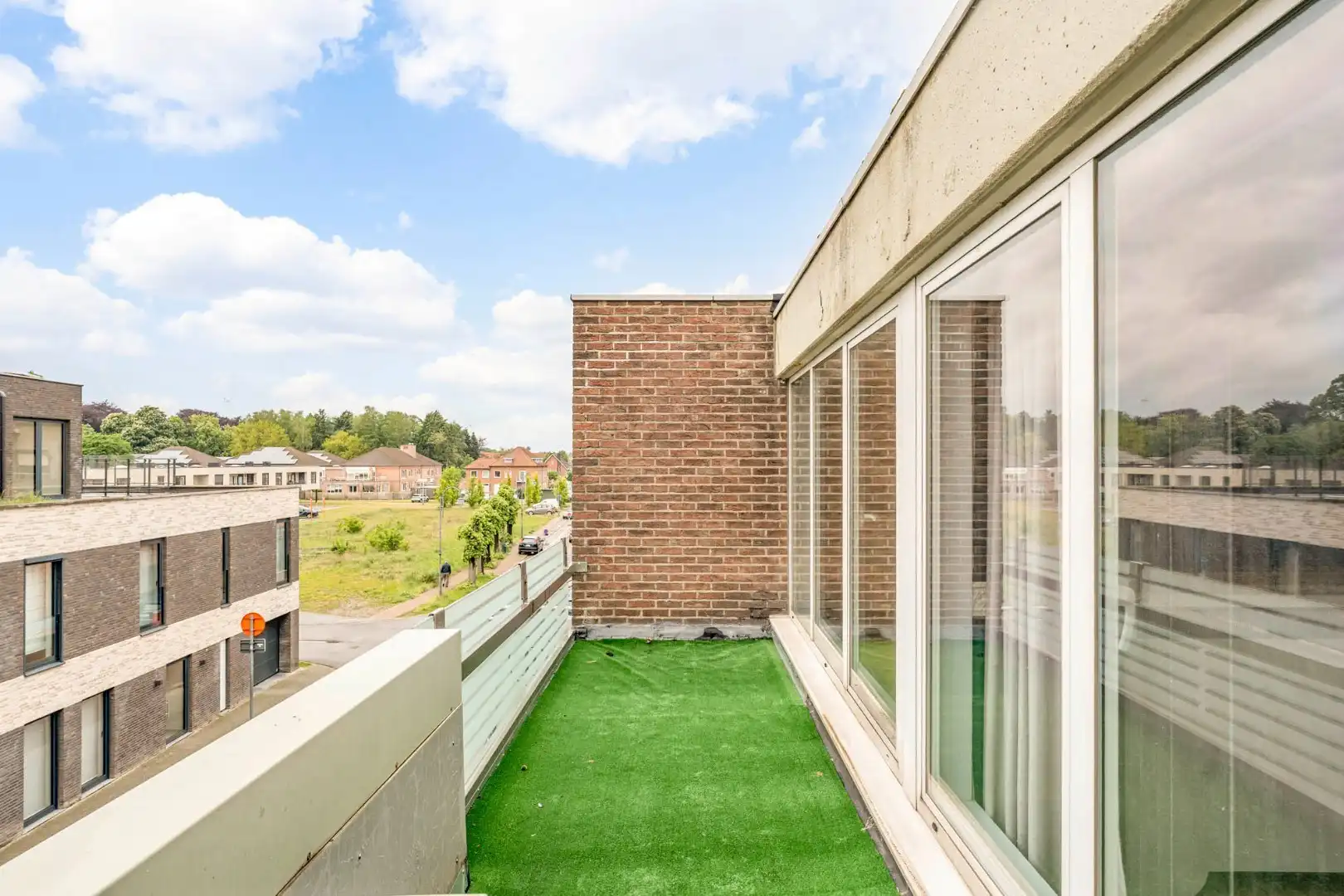 Comfortabel, zeer ruim appartement met 4 slaapkamers, terras en garage in het centrum van Neeroeteren!  foto 34
