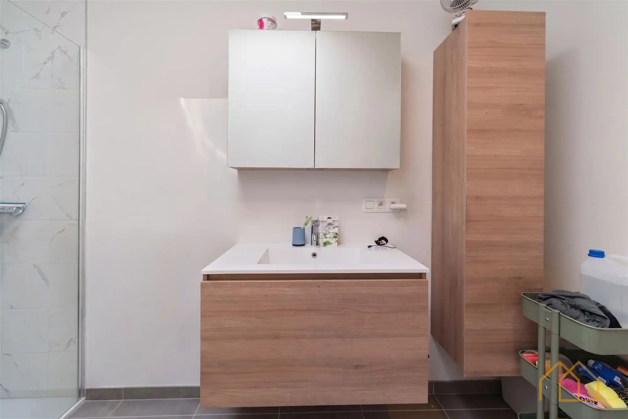 Hedendaagse woning met tuin foto 12