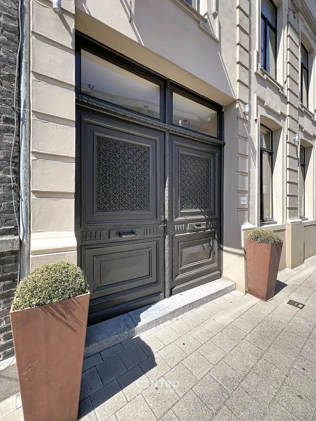 Prachtig herenhuis (5 slpks.) met parkeerterrein en 3 ruime garages op 50m van de Markt van Ingelmunster! Uitbreiding met naastgelegen huis voor bijv. B&B mogelijk. foto 3
