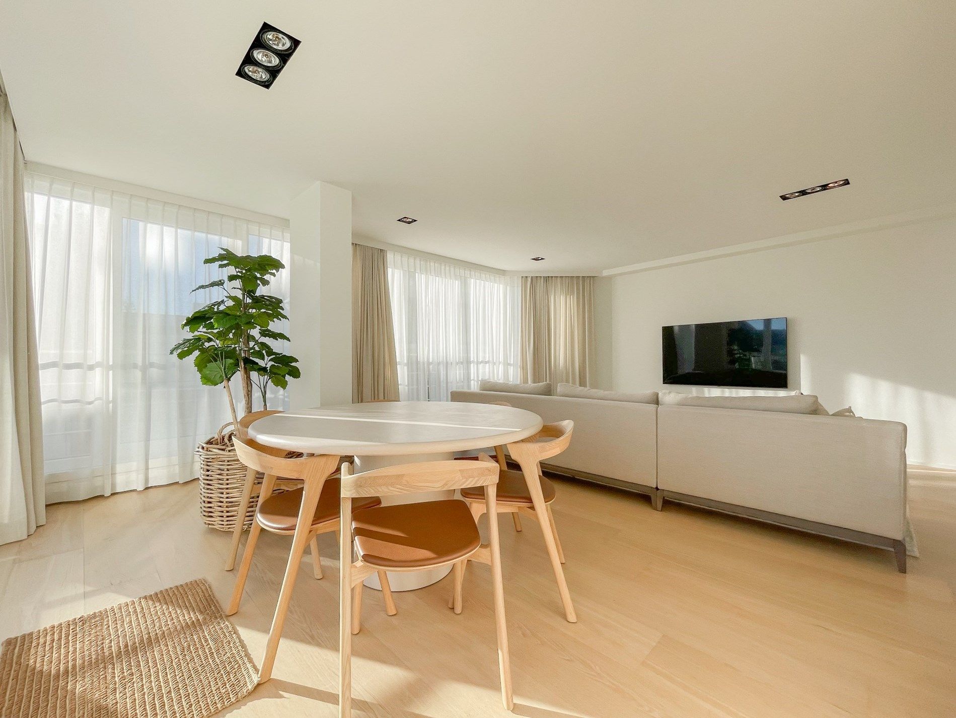 Appartement met zijdelings zeezicht en een ruim zuidwest gericht terras. foto 8