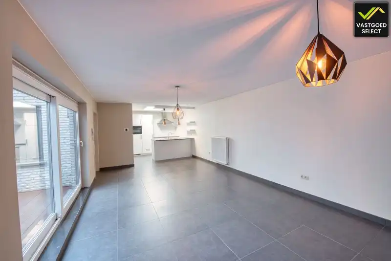 Instapklaar appartement met 2 slaapkamers, patio en parkeerplaats te huur in Assenede foto {{pictureIndex}}