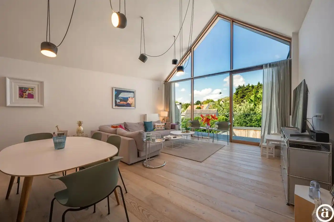 Recente woning aan het karaktervolle Oosthoekplein.          foto 3