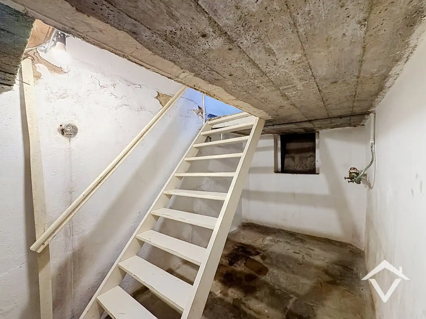 Alleenstaande woning met twee slaapkamers, tuin en garage te Roeselare foto 12