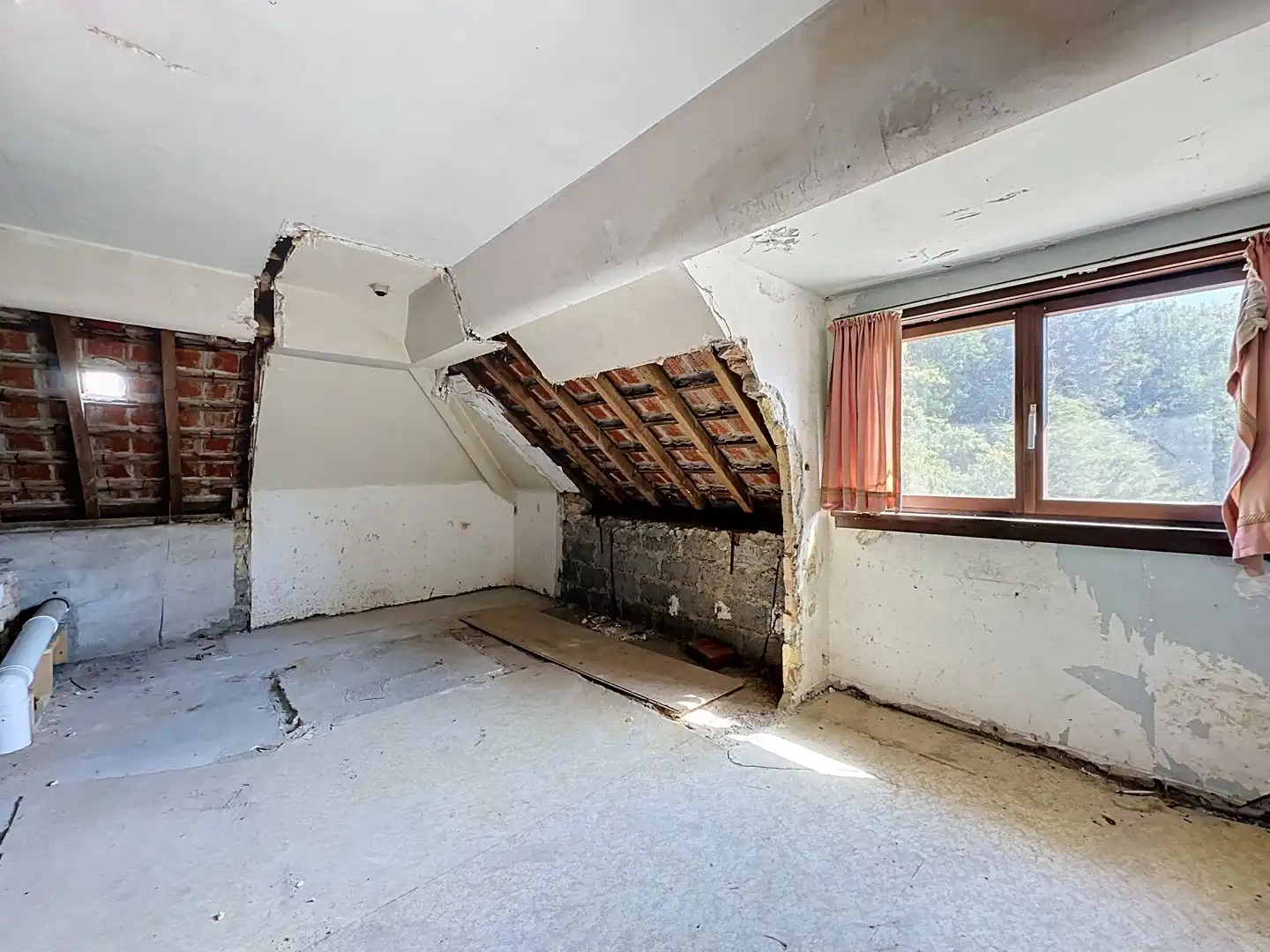 Welgelegen alleenstaande villa met opknapwerk. foto 10