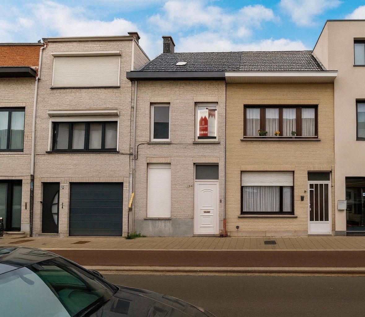Hoofdfoto van de publicatie: Te koop: Charmante centraal gelegen stadswoning met vijf slaapkamers in hartje Sint-Niklaas!
