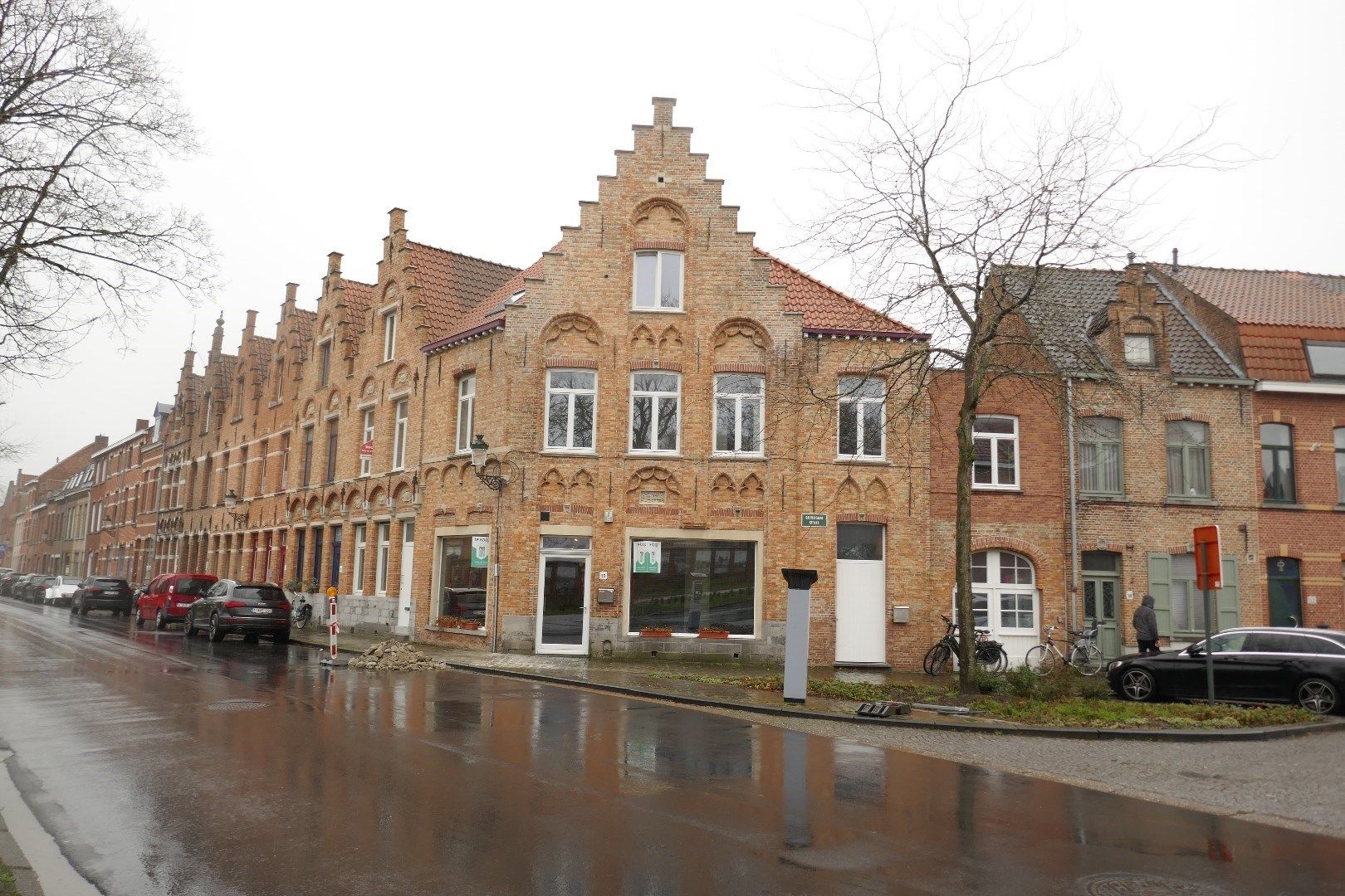 Opvallende hoek gelijkvloers bureelruimte met keuken en berging op baan met veel passage. foto 16