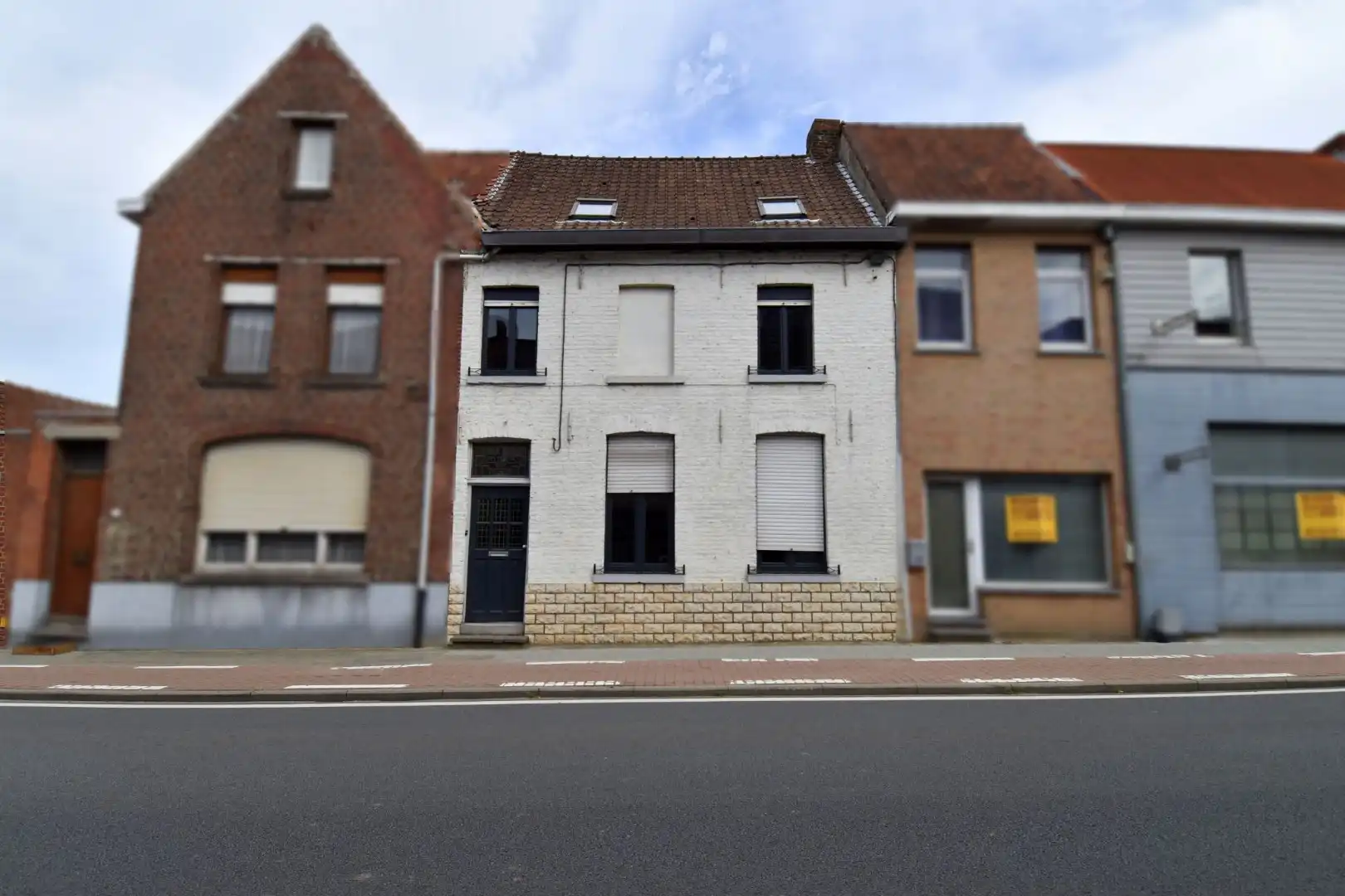 Hoofdfoto van de publicatie: Te renoveren woning met 3 slaapkamers mét uitweg, ruime zolder en zonnig terras te koop in hartje Rekkem