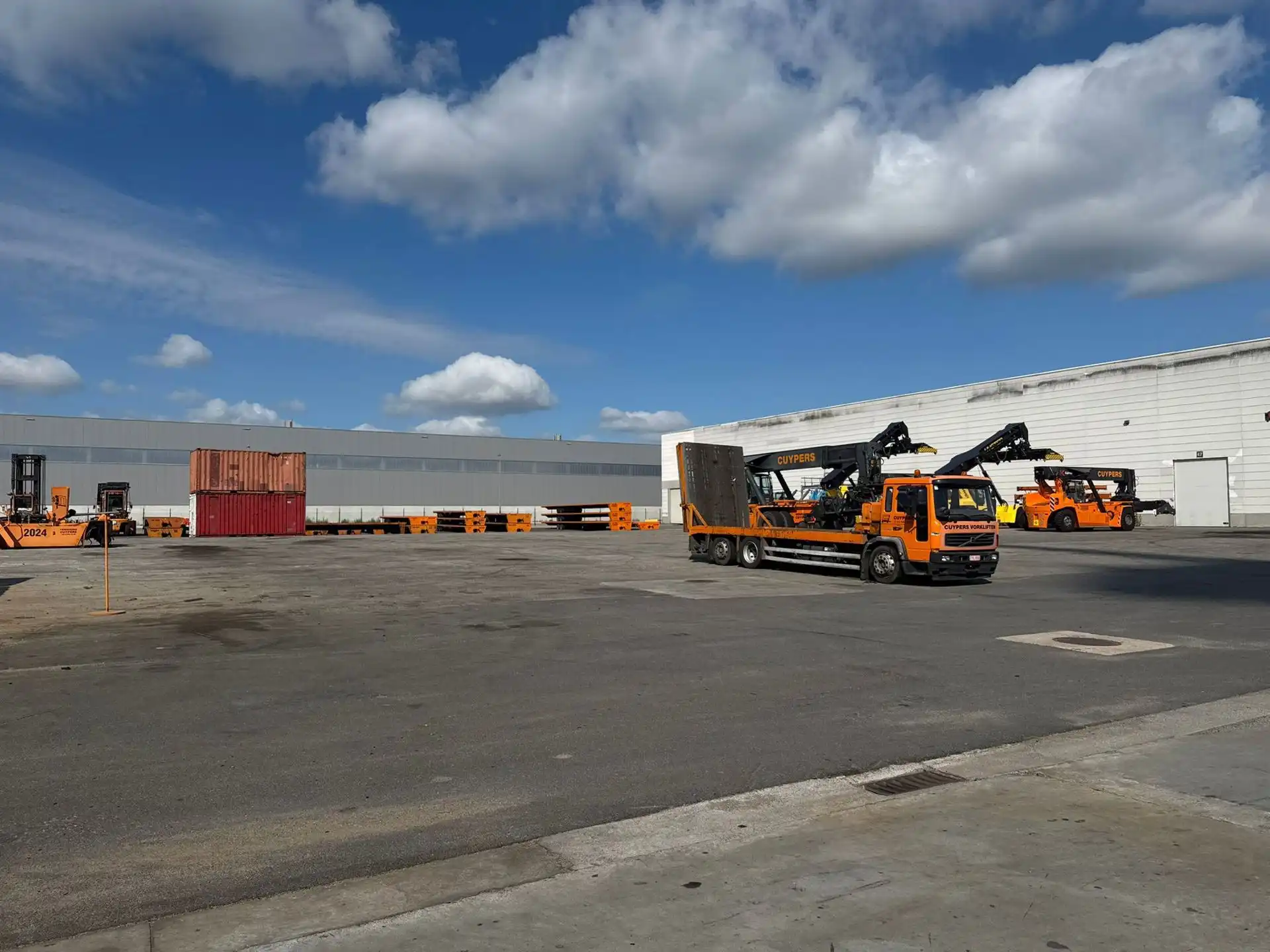 Ca. 8.625m² en 8.625m² magazijnruimten, met los- en laadkades, te huur langs de Noorderlaan.   foto 16