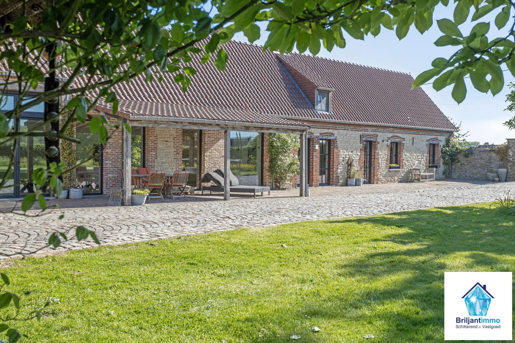 Authentieke, gerenoveerde hoeve te midden van het groen foto {{pictureIndex}}
