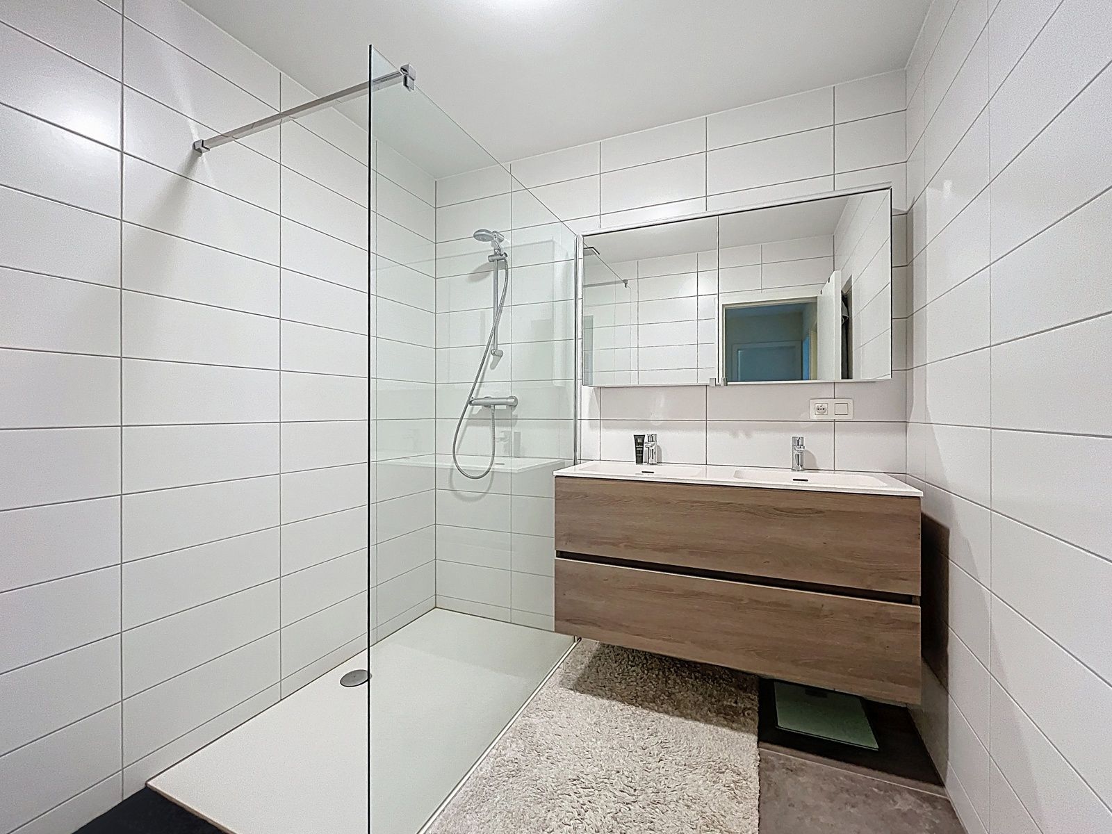 Instapklaar ruim app mét autostaanplaats en terras foto 12