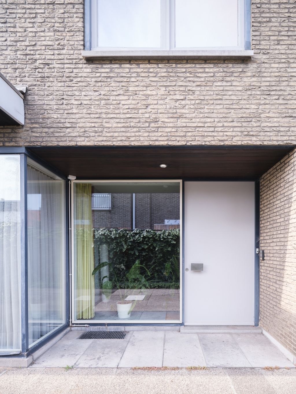 Mariakerke – Konstrukto. Architecturale, voormalige dokterswoning met afgescheiden praktijkruimte, meerdere slaapkamers, tuin en dubbele garagebox. foto 21