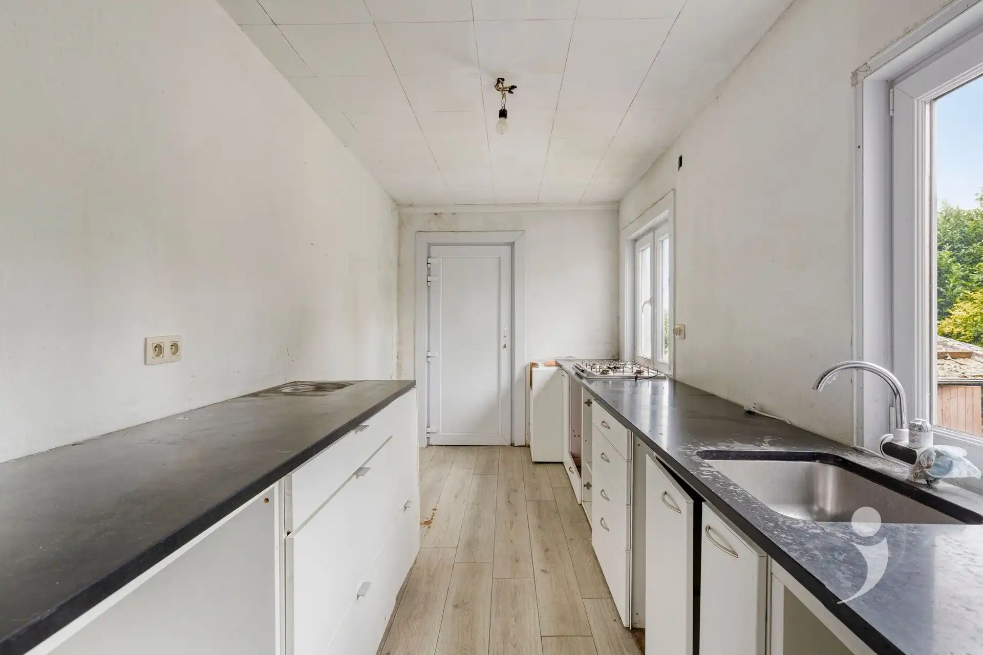 Ruime te renoveren woning met vergezicht foto 10