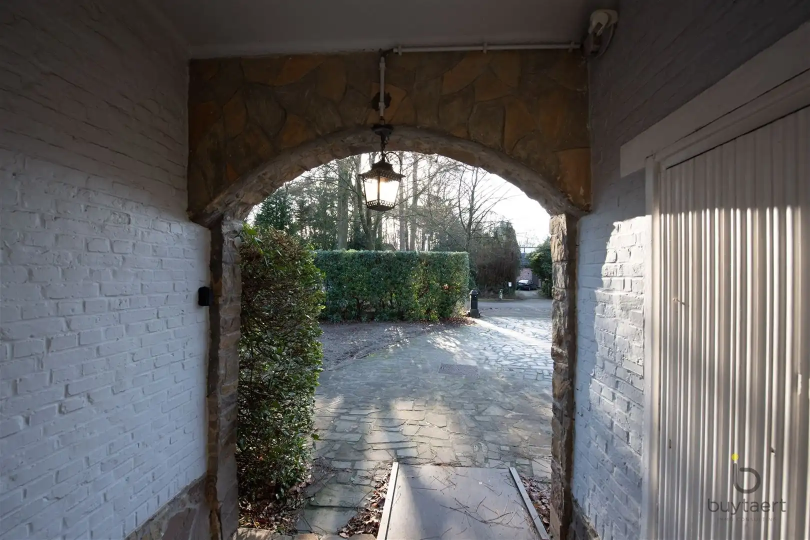 Veel renovatiepotentieel in ruime rustig gelegen familiewoning midden in het groen! foto 5