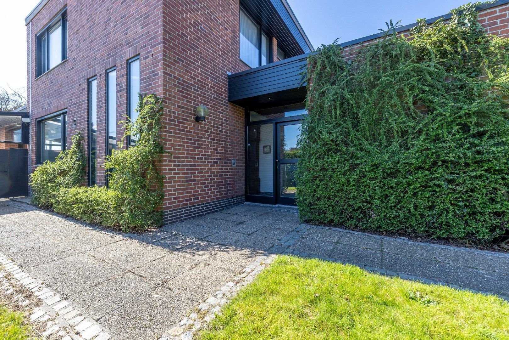 Voormalige dokterswoning met 5 slk, prachtige tuin (of extra bouwgrond) en praktijk foto 2