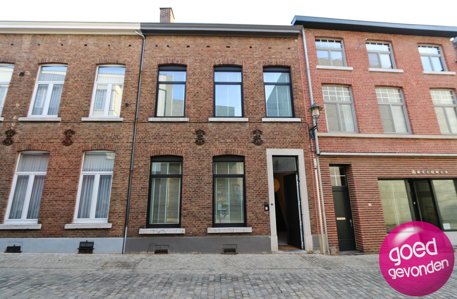 Herenhuis - 4 slk - 2 bdk - tuin - terras - centrum foto {{pictureIndex}}
