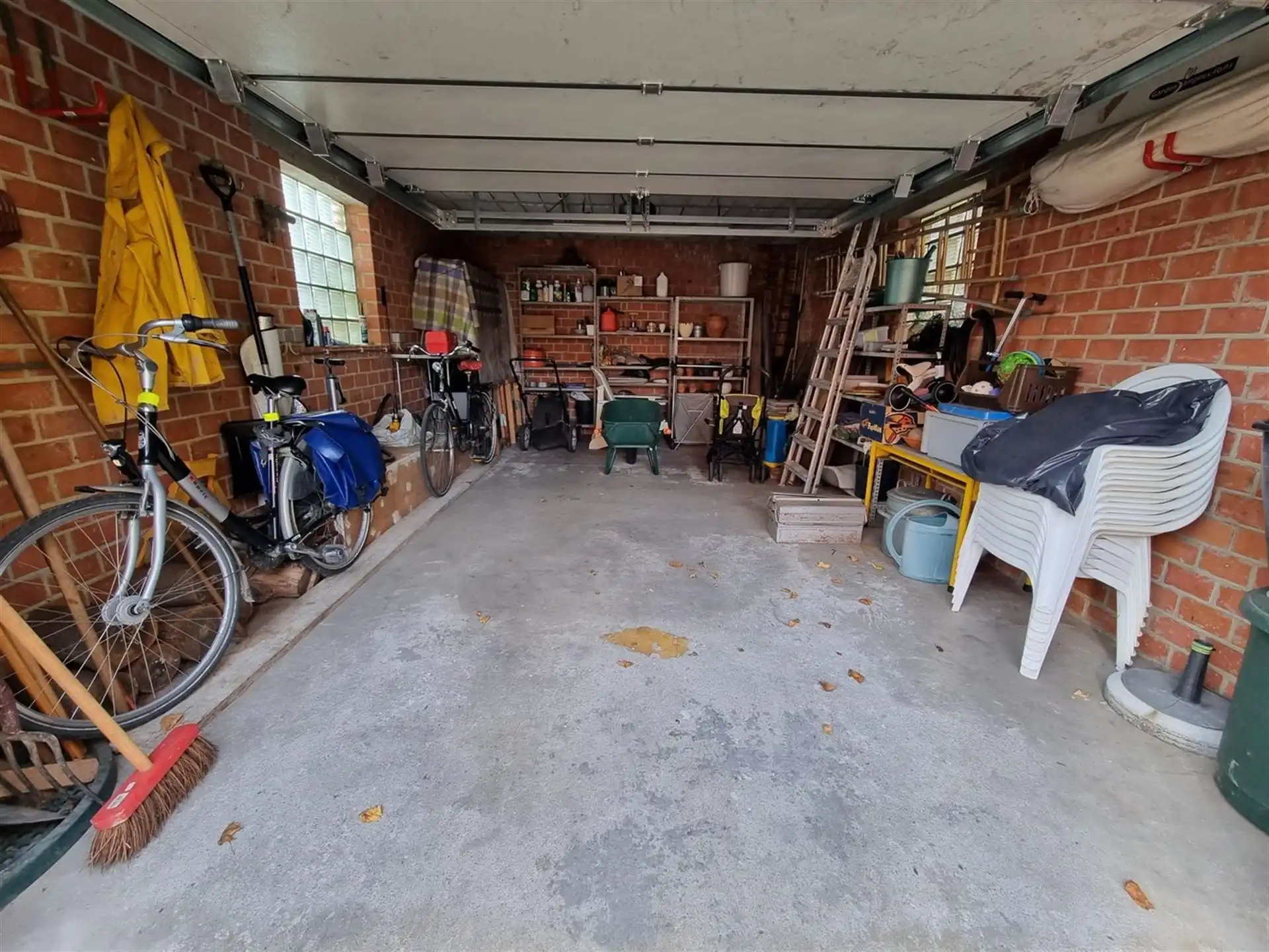 Instapklare gezinswoning, grote slaapkamers, nieuwe keuken en badkamer met zuidgerichte tuin en garage foto 19