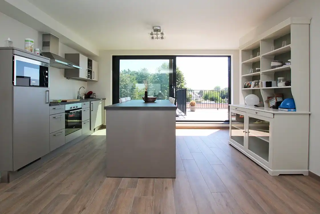 Recent appartement met lift en ruim terras op de tweede verdieping op centrale locatie in Wijnegem! foto 2