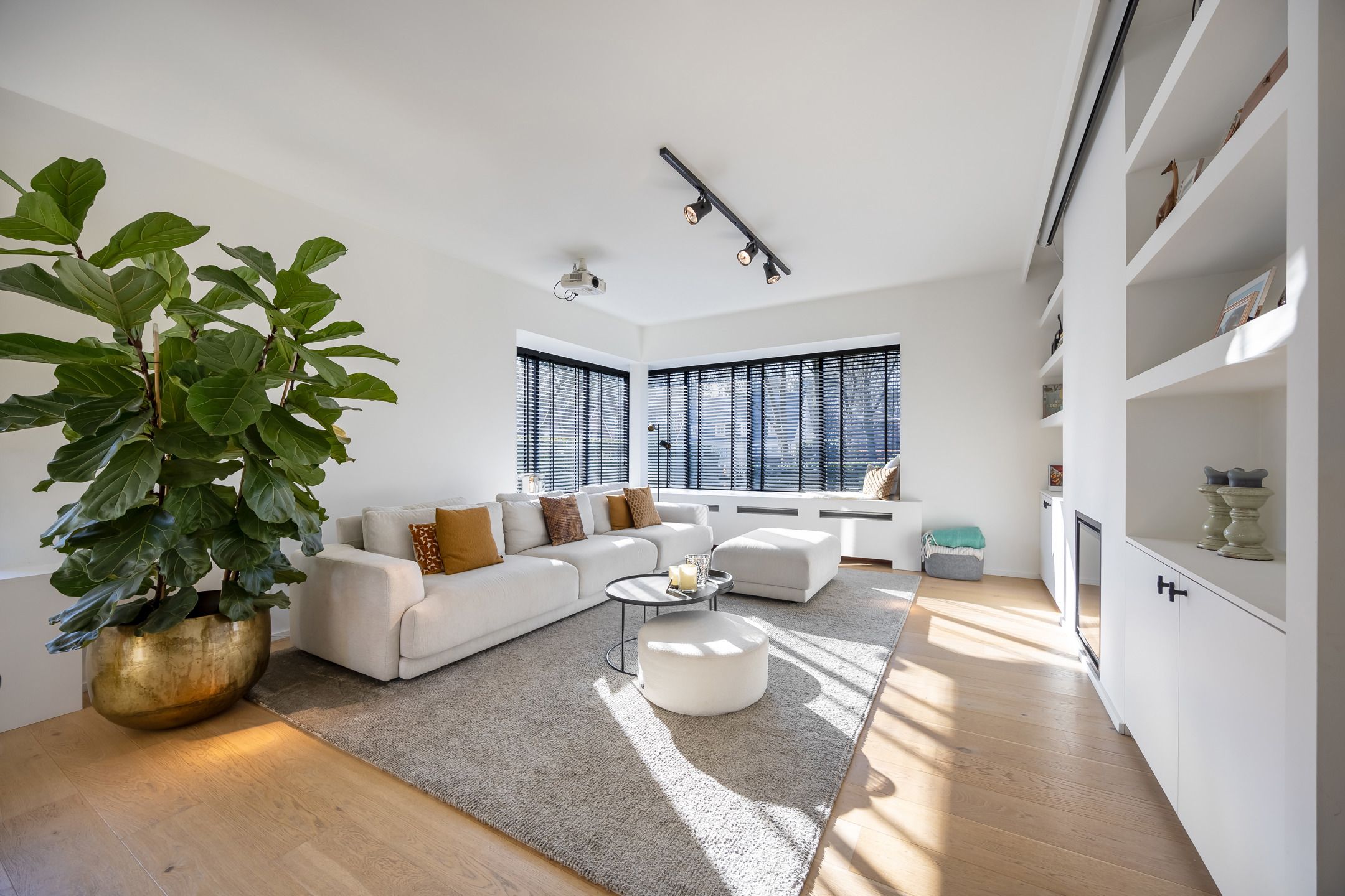 Recent gerenoveerde rietgedekte villa vooraan Schilde dorp! foto 6