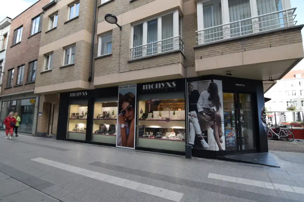 Handelspand te huur op hoek Molenstraat- Manitobaplein te Blankenberge. Heel goeie commerciële ligging. foto 6
