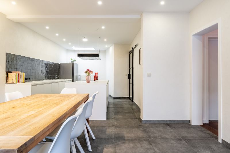 Recent gerenoveerde woning met ruime garage foto 2