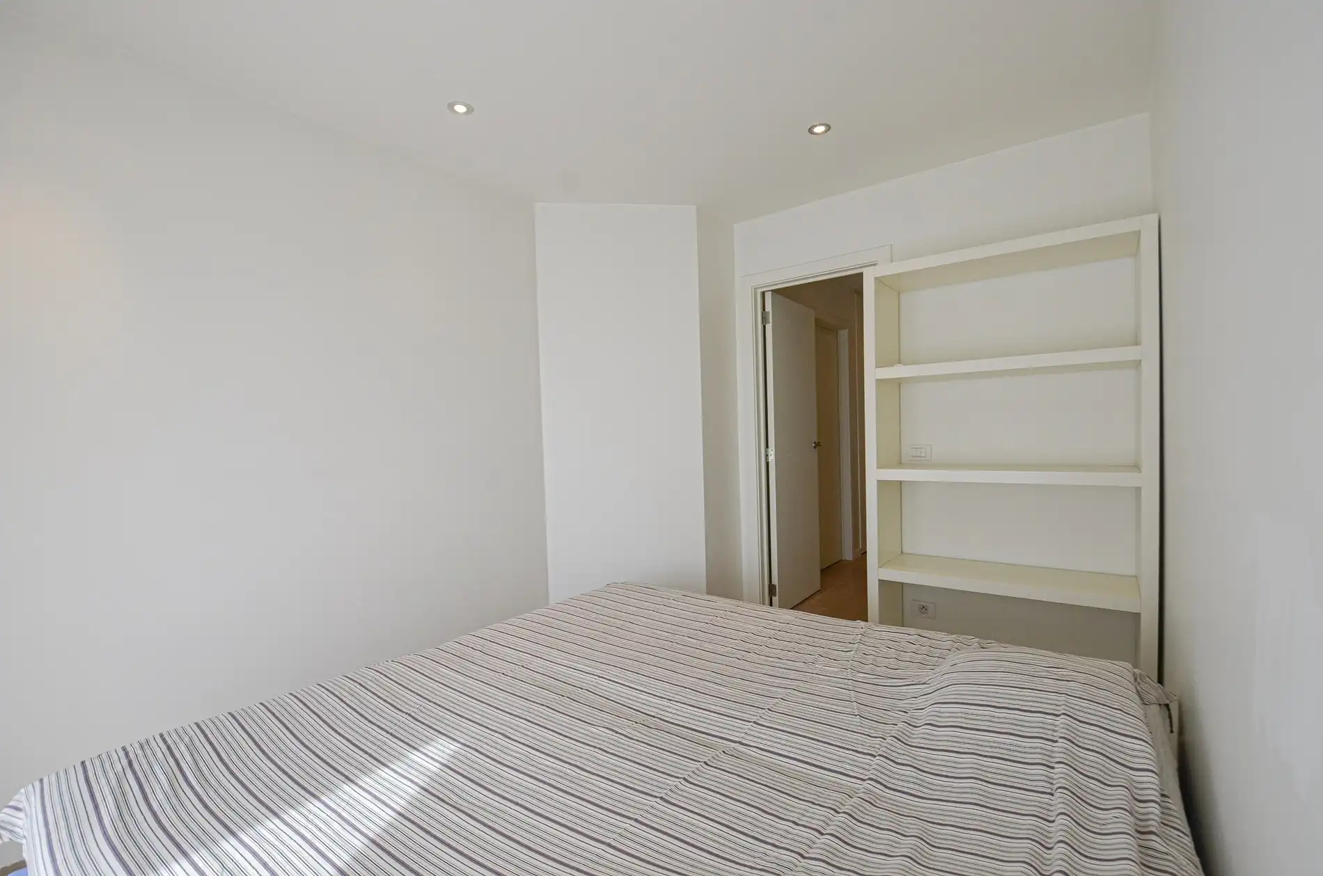 Topaanbieding – Uitzonderlijk ruim appartement gelegen in een stijlvolle residentie. foto 32