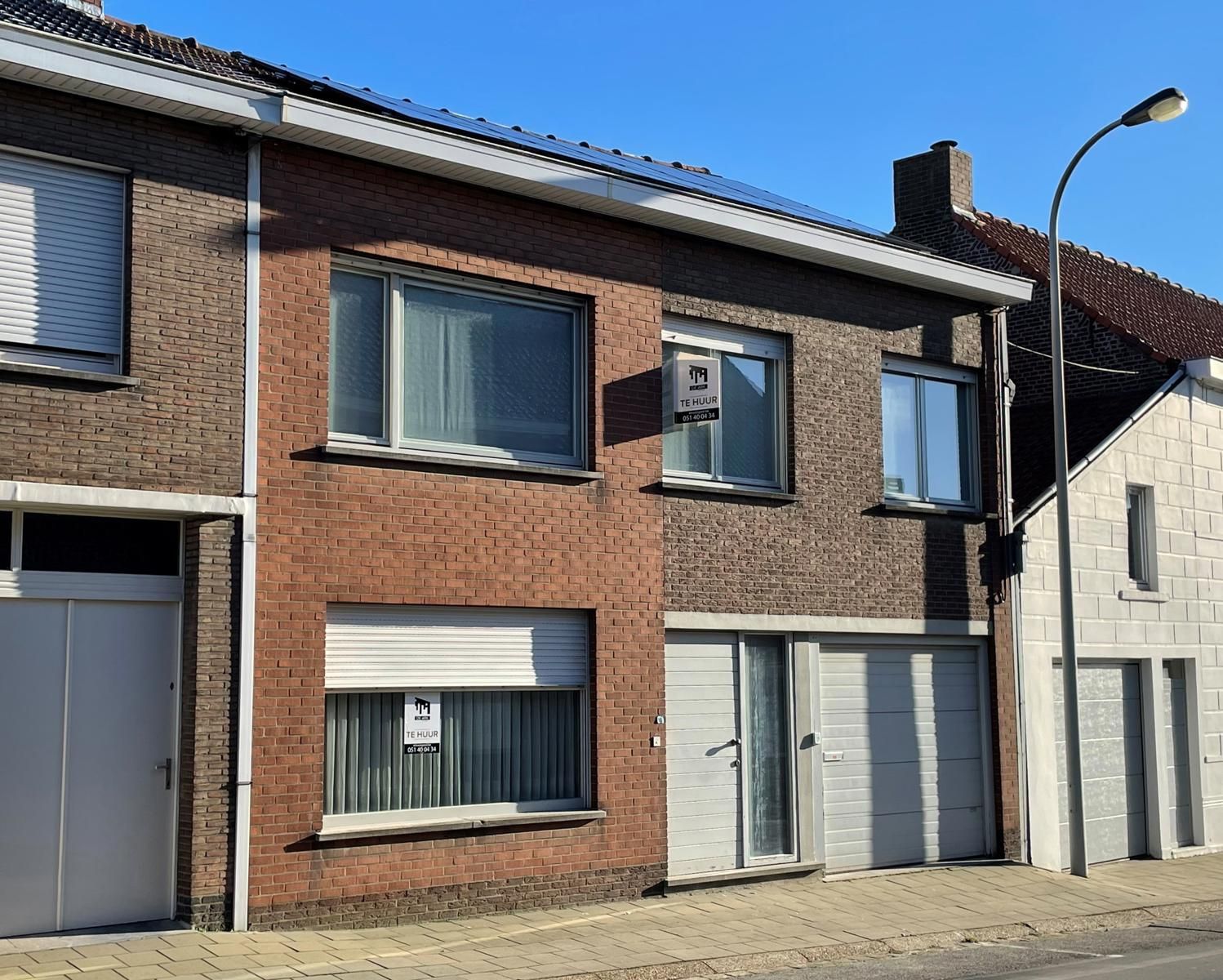 Ruime gerenoveerde gezinswoning met koer en garage foto 1