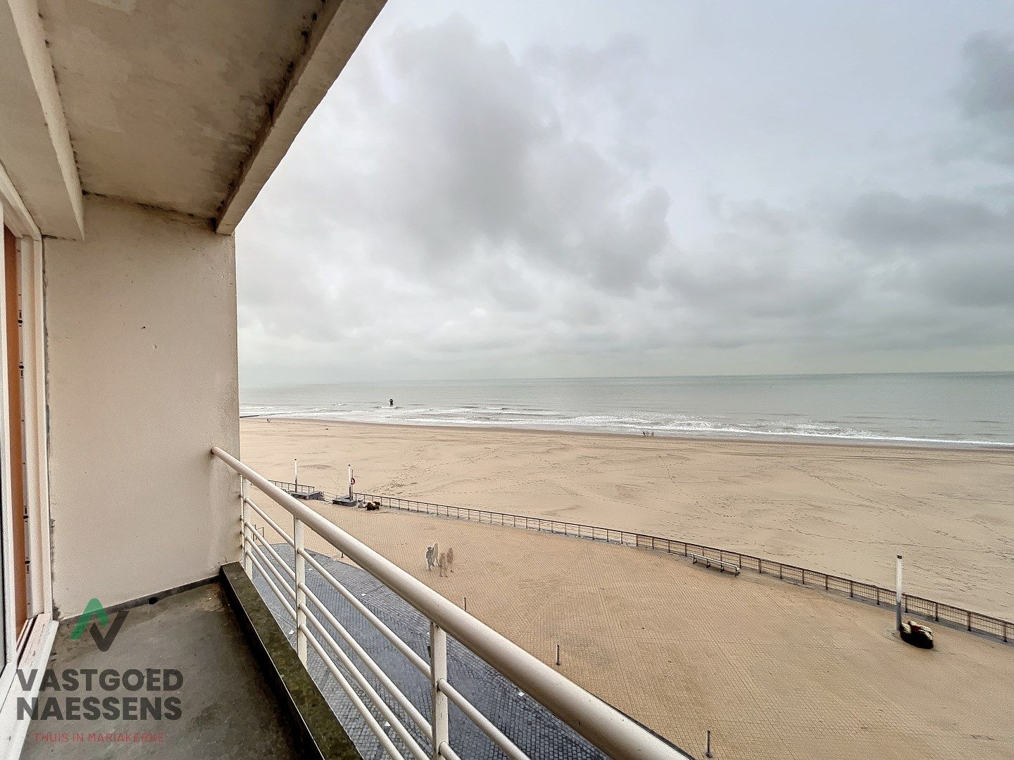 Instapklare studio met terras en zicht op zee  foto {{pictureIndex}}