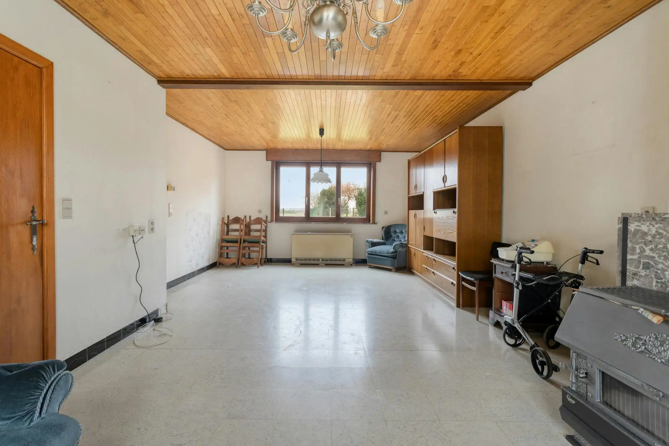 Ruime woning met tuin en garage op 380m² te Leisele. foto 2