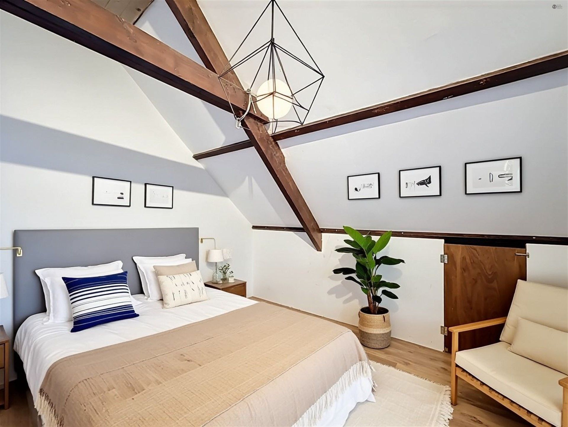 Ruime gezinswoning met 4 slaapkamers en 3 badkamers op perceel van 646m²! foto 14