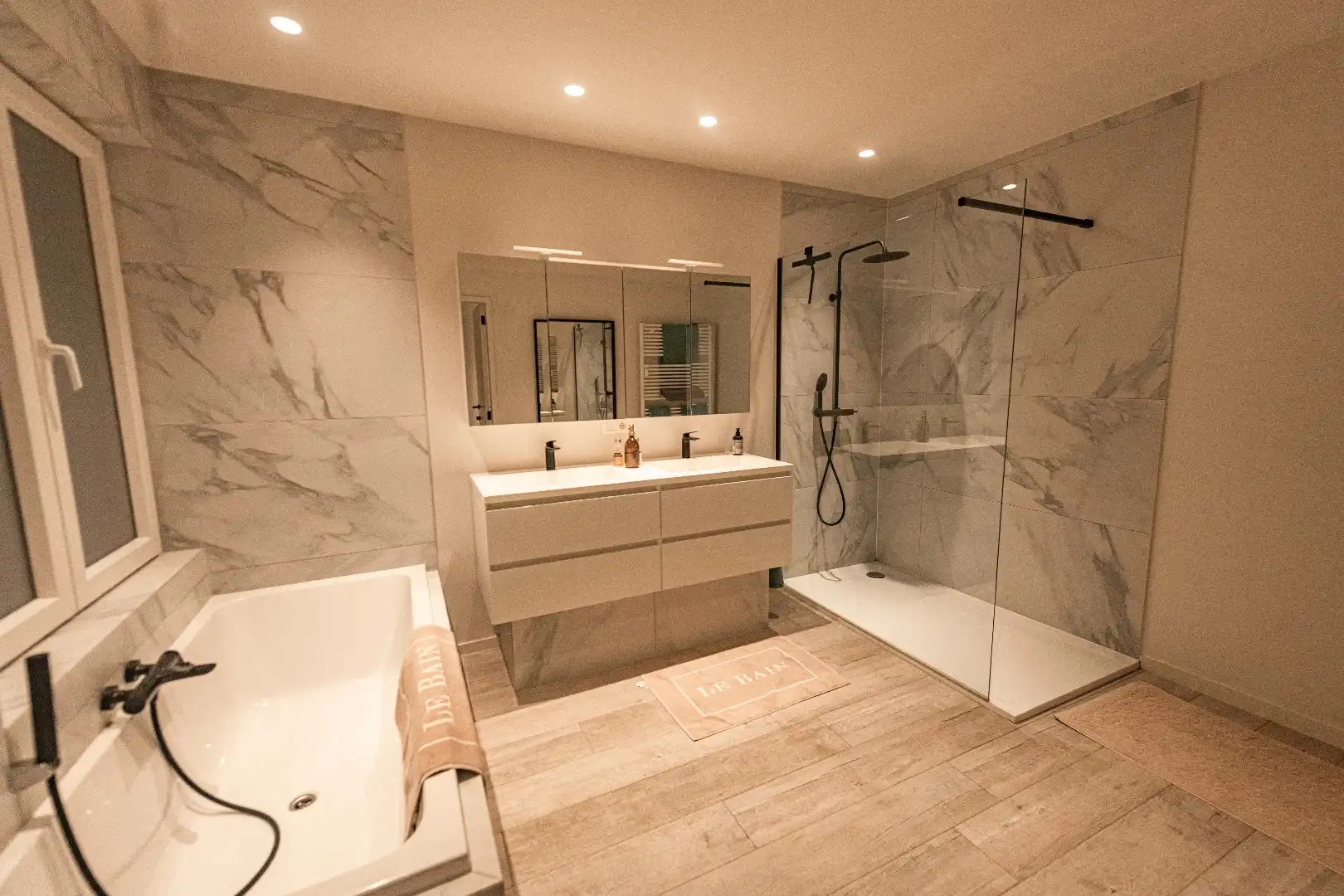 Vernieuwd luxueus appartement met 2 slaapkamers foto 4