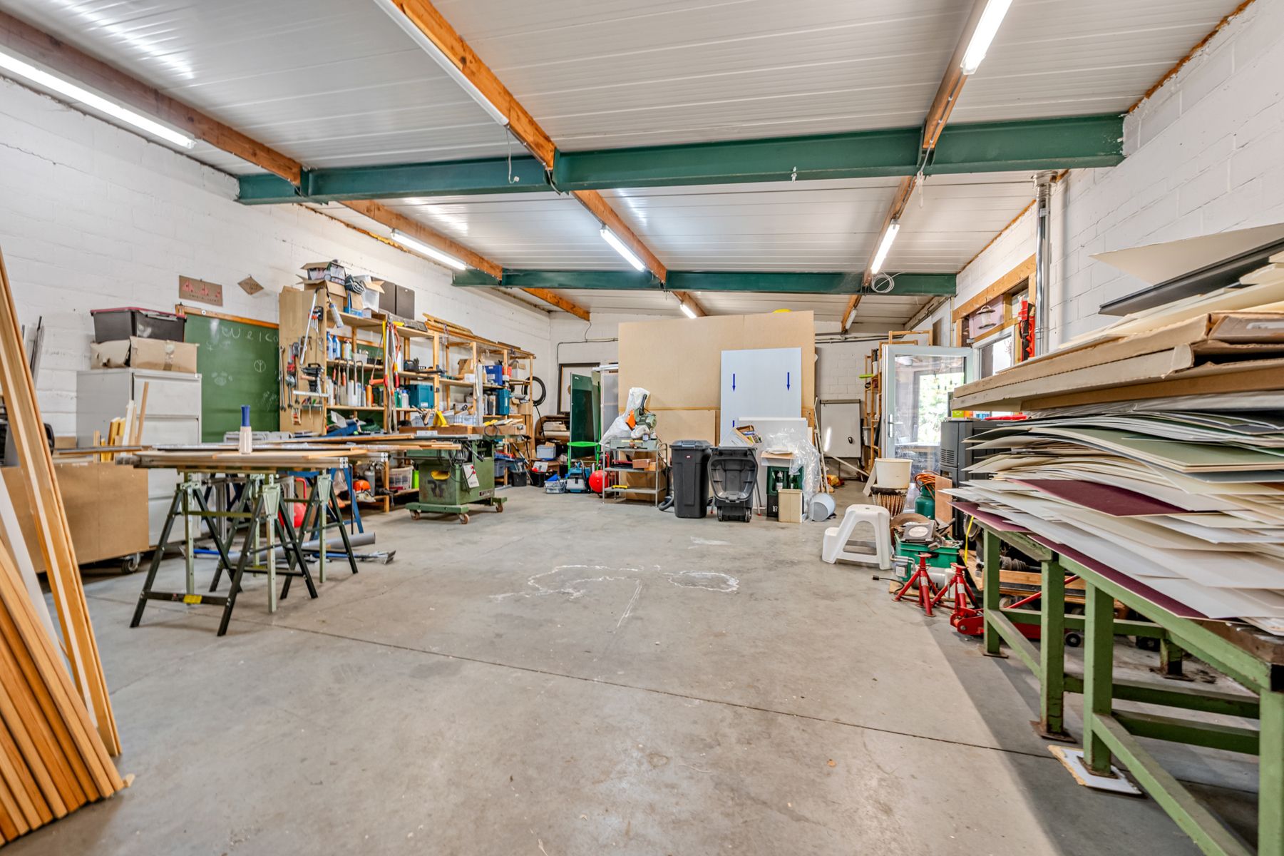 Ruime woning met atelier en garage op perceel van 32 are  foto 12
