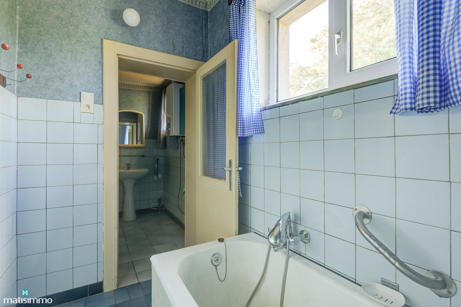 CHARMANTE EN GEZELLIGE WONING MET 4 SLAAPKAMERS, RUIME VRIJSTAANDE GARAGE EN TUIN TE GENK foto 12
